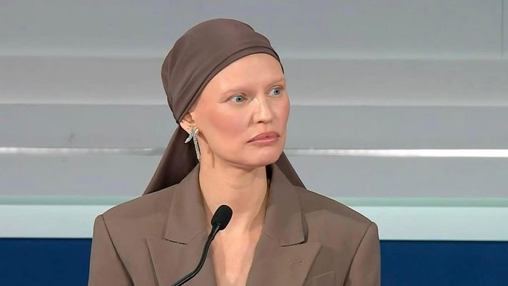 Sanremo, Bianca Balti in conferenza: “Non vengo a fare la malata di cancro, stasera voglio…”  Sanremo, Bianca Balti in conferenza: “Non vengo a fare la malata di cancro, stasera voglio…” - immagine 1