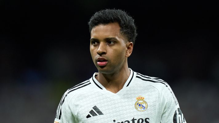 MADRID, SPAIN - MARCH 29: Rodrygo Goes of Real Madrid looks on during the LaLiga match between Real Madrid CF and CD Leganes at Estadio Santiago Bernabeu on March 29, 2025 in Madrid, Spain. (Photo by Angel Martinez/Getty Images) Real Madrid, scoppia il caso Rodrygo: ha rotto col club e chiederà la cessione - immagine 1