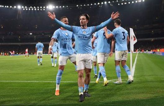 Jack Grealish of Manchester City celebrates scoring the team's second goal during the Premier League match between Arsenal FC and Manchester City at Emirates Stadium on February 15, 2023 in London, England. (Photo by Julian Finney/Getty Images) Grealish e lo schiaffo dopo il derby: tifoso bandito dagli stadi per tre anni- immagine 2