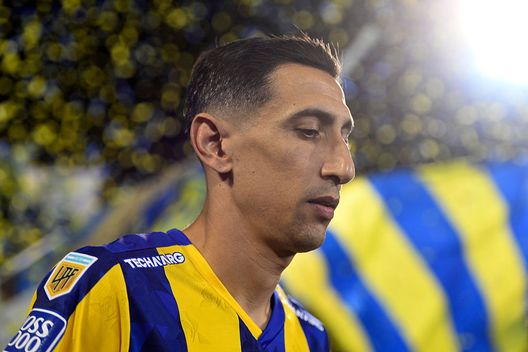 ROSARIO, ARGENTINA - 5 OTTOBRE: Angel Di Maria del Rosario Central entra in campo prima della partita del Torneo Clausura Betano 2025 tra Rosario Central e River Plate all'Estadio Gigante de Arroyito il 5 ottobre 2025 a Rosario, Argentina. (Foto di Luciano Bisbal/Getty Images)