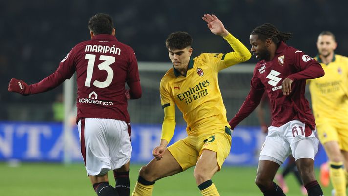 TURIN, ITALY - DECEMBER 08: Davide Bartesaghi of AC Milan in action during the Serie A match between Torino FC and AC Milan at Stadio Olimpico di Torino on December 08, 2025 in Turin, Italy. (Photo by Claudio Villa/AC Milan via Getty Images) Bartesaghi pre Milan-Torino: “Classifica importante ma pensiamo a noi” - immagine 1