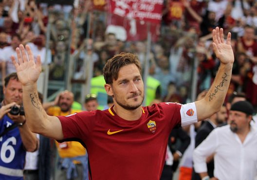 Totti: “Vivo per il mio piacere, mi identifico poco con la Roma. Situazione peggiorata dopo…” Totti: “Vivo per il mio piacere, mi identifico poco con la Roma. Situazione peggiorata dopo…” - immagine 1