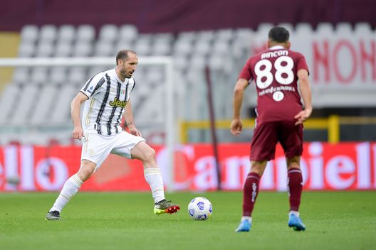 TURIN, ITALY - APRIL 03: Giorgio Chiellini of Juventus is challenged by Tomas Eduardo Rincon of Torino FC during the Serie A match between Torino FC and Juventus at Stadio Olimpico di Torino on April 03, 2021 in Turin, Italy. Sporting stadiums around Italy remain under strict restrictions due to the Coronavirus Pandemic as Government social distancing laws prohibit fans inside venues resulting in games being played behind closed doors. (Photo by Daniele Badolato - Juventus FC/Juventus FC via Getty Images) Juventus, la porta è sempre aperta: 20 partite consecutive con gol presi- immagine 2