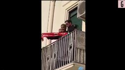 VIDEO Bari, Sylvester Stallone si affaccia dal balcone con la sciarpa biancorossa