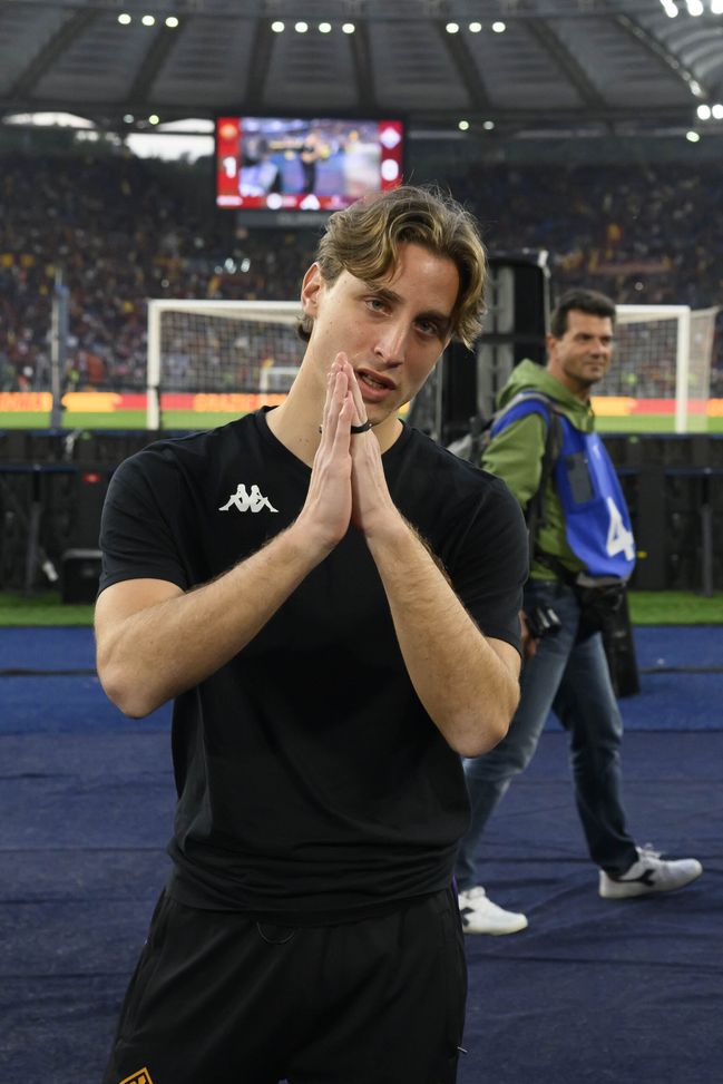 ROMA, ITALIA - MAGGIO 04: Visibilmente commosso, Bove ringrazia i tifosi della Roma (Foto di Luciano Rossi/AS Roma via Getty Images) Edoardo Bove torna all’Olimpico: lacrime e applausi per il figlio di Roma- immagine 3