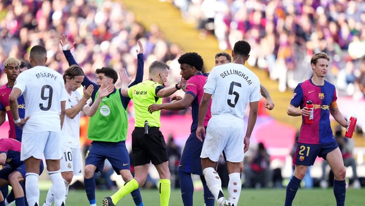 BARCELONA, SPAIN - MAY 11: Players of FC Barcelona react, as referee Alejandro Jose Hernandez Hernandez gestures no penalty following a VAR review during the LaLiga match between FC Barcelona and Real Madrid CF at Estadi Olimpic Lluis Companys on May 11, 2025 in Barcelona, Spain. (Photo by Alex Caparros/Getty Images) Barcellona Real Madrid