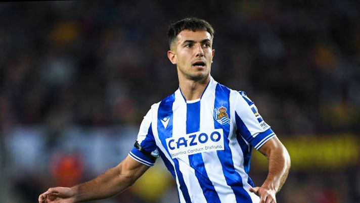 BARCELONA, SPAIN - MAY 20: Martin Zubimendi of Real Sociedad looks on during the LaLiga Santander match between FC Barcelona and Real Sociedad at Spotify Camp Nou on May 20, 2023 in Barcelona, Spain. (Photo by David Ramos/Getty Images) Zubimendi all’Arsenal per 60 milioni: è il terzo colpo più costoso dell’estate - immagine 1