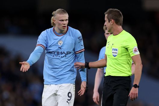 Erling Haaland e John Brooks (Foto di Clive Brunskill/Getty Images) Community Shield, ecco chi arbitrerà il derby di Manchester a Wembley...