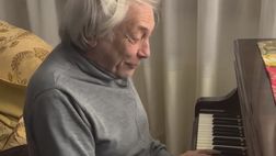 Nino D’Angelo show, suona al pianoforte per la vittoria del Napoli!