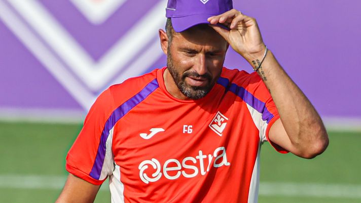 GERMOGLI PH: 13 LUGLIO 2026 BAGNO A RIPOLI ROCCO CCOMMISSO VIOLA PARK PRIMO ALLENAMENTO DEL RITIRO CON ALLENATORE GROSSO DELLA FIORENTINA NELLA FOTO ALLENATORE FABIO GROSSO FOTO – Stipendi allenatori Serie A: Grosso a metà precisa, sorprende Juric - immagine 1