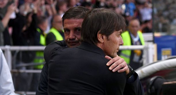 PARMA, ITALY - MAY 18: Antonio Conte head coach of Napoli embraces Cristian Chivu head coach of Parma calcio during the Serie A match between Parma and Napoli at Stadio Ennio Tardini on May 18, 2025 in Parma, Italy. (Photo by Alessandro Sabattini/Getty Images) De Paola: “L’Inter con Lookman farebbe il salto di qualità. Sulla lotta scudetto…”- immagine 3