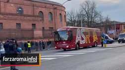 Bologna-Roma, l’arrivo in pullman dei giallorossi tra gli insulti dei tifosi rossoblù