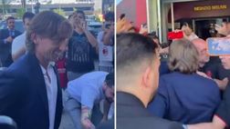 Modric, che accoglienza a ‘Casa Milan’: tifosi in delirio | VIDEO