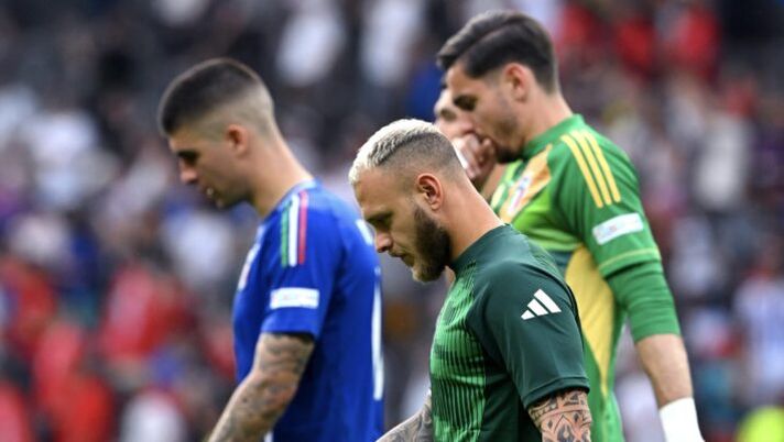 BERLIN, GERMANY - JUNE 29: Federico Dimarco of Italy shows dejection after the team's defeat and elimination from EURO 2024 in the UEFA EURO 2024 round of 16 match between Switzerland and Italy at Olympiastadion on June 29, 2024 in Berlin, Germany. (Photo by Claudio Villa/Getty Images for FIGC) Capello: “Ma la Nazionale ha qualità? Luciano Spalletti ha sopravvalutato la rosa, che errori” - immagine 1
