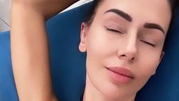 Erjona, relax in bikini. Fisico stratosferico e décolleté da urlo per la Sulejmani