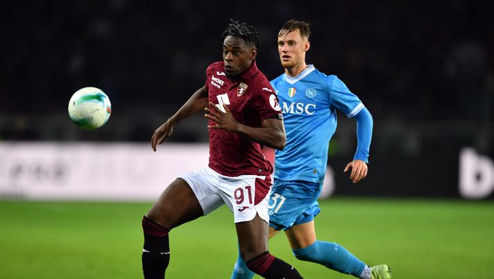 TURIN, ITALY - OCTOBER 18: Duvan Zapata of Torino chases the ball whilst under pressure from Sam Beukema of Napoli during the Serie A match between Torino FC and SSC Napoli at Stadio Olimpico di Torino on October 18, 2025 in Turin, Italy. (Photo by Valerio Pennicino/Getty Images) Torino-Napoli 1-0, Beukema: “Abbiamo dominato quasi tutta la partita” - immagine 1