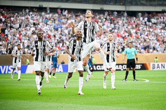 PHILADELPHIA, PENNSYLVANIA: Dusan Vlahovic festeggia una rete al Mondiale per Club con la Juventus. (foto di Daniele Badolato - Juventus FC/Juventus FC via Getty Images) Real Madrid-Juventus, il pronostico di DDD: gara apertissima, Tudor può fare lo scherzetto a Xabi- immagine 2