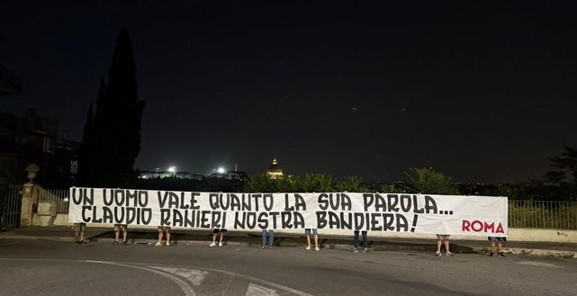 Roma, la Sud ringrazia Ranieri: “Sei la nostra bandiera” – FOTO Roma, la Sud ringrazia Ranieri: “Sei la nostra bandiera” – FOTO - immagine 1