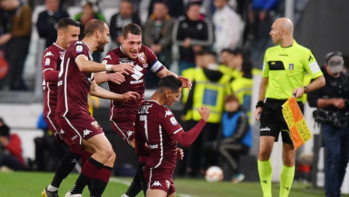 TURIN, ITALY - MAY 03: Sasa Lukic of Torino celebrates with team mates after scoring the opening goal during the Serie A match between Juventus and Torino FC on May 03, 2019 in Turin, Italy. (Photo by Tullio M. Puglia/Getty Images) Juventus-Torino 1-1: Ronaldo nega l’impresa, ma è un punto prezioso - immagine 1