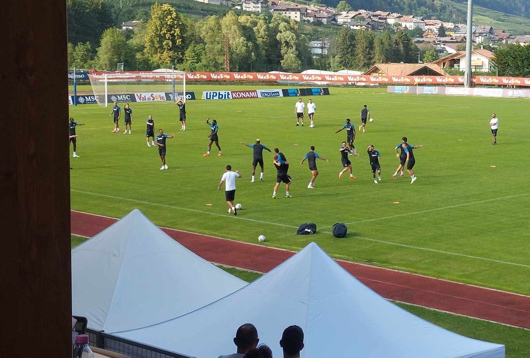 alcuni azzurri deridono i compagni per le flessioni