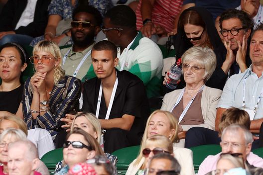 Basta calcio, il figlio di Beckham cambia lavoro: Romeo si dedicherà alla moda- immagine 4