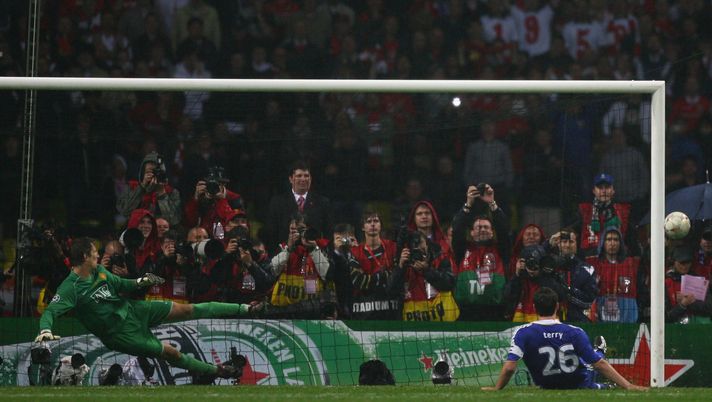 MOSCOW - MAY 21: John Terry of Chelsea misses a penalty during the UEFA Champions League Final match between Manchester United and Chelsea at the Luzhniki Stadium on May 21, 2008 in Moscow, Russia. (Photo by Alex Livesey/Getty Images) Terry: “Ero al 25° piano e guardavo giù…”, i pensieri oscuri dopo la finale di Champions del 2008 - immagine 1