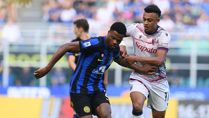 MILAN, ITALY - OCTOBER 07: Denzel Dumfries of FC Internazionale competes for the ball with Dan Ndoye of Bologna FC during the Serie A TIM match between FC Internazionale and Bologna FC at Stadio Giuseppe Meazza on October 07, 2023 in Milan, Italy. (Photo by Mattia Pistoia - Inter/Inter via Getty Images) Inter-Bologna, le pagelle di Gazzetta- immagine 1