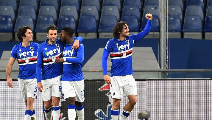 GENOA, ITALY JANUARY 16: Ernesto Torregrossa of UC Sampdoria celebrate with team mates after score during the Serie A match between UC Sampdoria and Udinese Calcio at Stadio Luigi Ferraris on January 16, 2021 in Genoa, Italy. (Photo by Paolo Rattini/Getty Images) Sampdoria, i convocati di Ranieri per il Torino: torna Torregrossa, quattro gli assenti - immagine 1