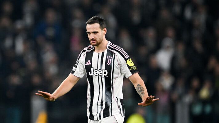 TURIN, ITALY - NOVEMBER 04: Federico Gatti of Juventus gestures during the UEFA Champions League 2025/26 League Phase MD4 match between Juventus and Sporting Clube de Portugal at Juventus Stadium on November 04, 2025 in Turin, Italy. (Photo by Daniele Badolato - Juventus FC/Getty Images) Juve, si ferma ancora Gatti: gli aggiornamenti sulle condizioni del difensore - immagine 1
