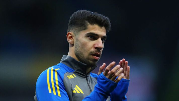 OXFORD, ENGLAND - APRIL 18: Manor Solomon of Leeds United acknowledges the fans during the warm up prior to the Sky Bet Championship match between Oxford United FC and Leeds United FC at Kassam Stadium on April 18, 2025 in Oxford, England. (Photo by Cameron Howard/Getty Images) Solomon alla Fiorentina, è tutto fatto: ecco dettagli e formula, domani l’arrivo a Firenze - immagine 1