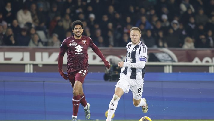 Teun Koopmeiners of Juventus FC and Saúl Coco of Torino FC during the Italian Serie A 2024/25 season, football match between Torino FC and Juventus FC on 11 January 2025 at Stadio Olimpico ‘’Grande Torino’’, Turin, Italy. Photo Nderim Kaceli Verso Juventus-Torino: dove vedere la gara in TV e streaming - immagine 1
