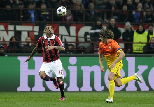 MILAN, ITALY - FEBRUARY 20: Carles Puyol of FC Barcelona compete for the ball with Kevin Prince Boateng of AC Milan (L) compete for the ball during the UEFA Champions League Round of 16 first leg match between AC Milan and Barcelona at San Siro Stadium on February 20, 2013 in Milan, Italy. (Photo by Claudio Villa/Getty Images) Milan e Barcellona: l’essenza di una cultura sportiva immutabile- immagine 15