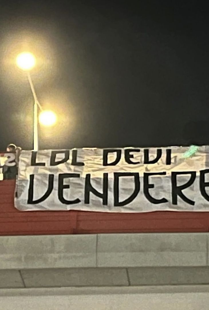 A Bari esplode la contestazione contro la famiglia De Laurentiis: spuntano vari striscioni in città. (Foto Tuttobari)