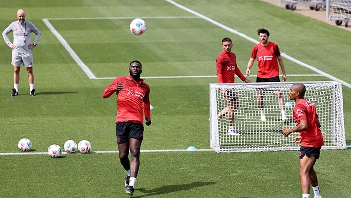 LEVERKUSEN, GERMANY - JULY 07: (L-R) Head coach Erik Ten Hag, Victor Boniface, Aleix Garcia, Jonas Hofmann and Amine Adli attend a training session of Bayer 04 Leverkusen after resume of summer break at Training Ground on July 07, 2025 in Leverkusen, Germany. (Photo by Christof Koepsel/Getty Images) Boniface