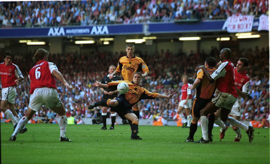 12 maggio 2001: Michael Owen segna il primo gol per il Liverpool durante la finale di FA Cup 2001 sponsorizzata da AXA tra Arsenal e Liverpool al Millennium Stadium di Cardiff. Crediti: Ben Radford/ALLSPORT Liverpool-Arsenal, tra miracoli e tragedie: le 5 sfide che hanno fatto la storia- immagine 3
