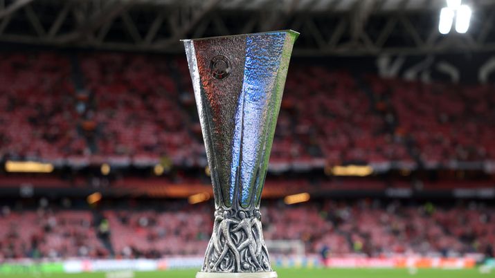 BILBAO, SPAIN - MAY 21: The UEFA Europa League trophy is displayed pitch side on a plinth prior to the UEFA Europa League Final 2025 between Tottenham Hotspur and Manchester United at Estadio de San Mames on May 21, 2025 in Bilbao, Spain. (Photo by Ryan Pierse/Getty Images) Sorteggio Europa League: il Bologna pesca il Brann. Dinamo Zagabria-Genk - immagine 1