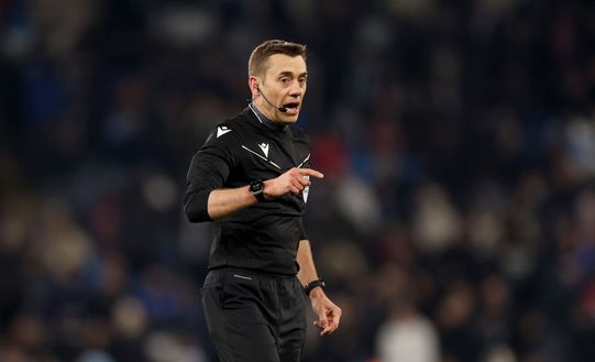MANCHESTER, INGHILTERRA - 11 FEBBRAIO: L'arbitro Clement Turpin durante la partita di andata dei play-off a eliminazione diretta della UEFA Champions League 2024/25 tra Manchester City e Real Madrid C.F. allo stadio Manchester City, l'11 febbraio 2025 a Manchester, Inghilterra. (Foto di Carl Recine/Getty Images) corner perdita di tempo