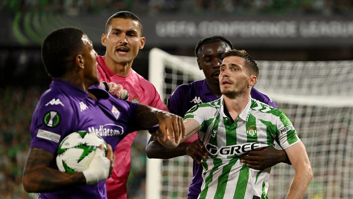 SEVILLE, SPAIN - MAY 01: Romain Perraud of Real Betis clashes with Michael Folorunsho of Fiorentina during the UEFA Conference League 2024/25 Semi Final First Leg match between Real Betis Balompie and ACF Fiorentina at Estadio Benito Villamarin on May 01, 2025 in Seville, Spain. (Photo by Denis Doyle/Getty Images) betis fiorentina