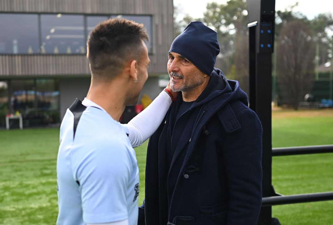 Oltre al festeggiato Barella, Spalletti ha incrociato infatti anche Francesco Acerbi, Alessandro Bastoni e Federico Dimarco, più Matteo Darmian che è tornato nel giro della Nazionale