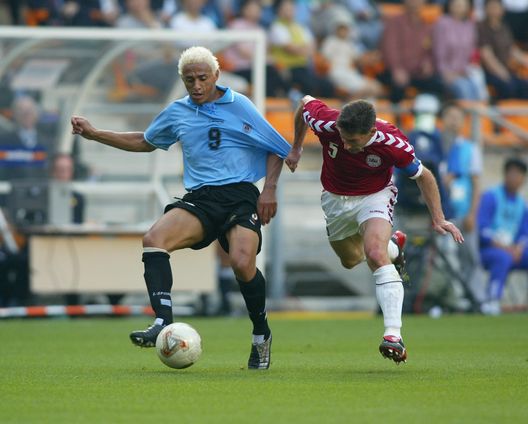 ULSAN - 1 GIUGNO: Dario Silva dell'Uruguay viene ritirato dal danese Jan Heintze durante la partita del Gruppo A della fase a gironi della Coppa del Mondo giocata allo stadio della Coppa del Mondo Ulsan-Munsu, Ulsan, Corea del Sud, il 1 giugno 2002. La Danimarca ha vinto la partita 2-1. (Foto di Ben Radford /Getty Images) Darío Silva ripercorre il suo incidente in auto: “In quel momento volevo morire”- immagine 4