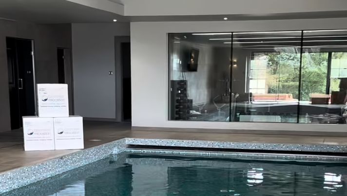 Bailey svuota la sua villa a due piani di Birmingham: le immagini del trasloco - immagine 1