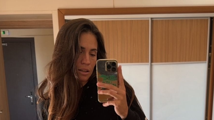Carolina Marcialis, scatto super sexy dalla Grecia. Selfie hot per lady Cassano: curve top  Carolina Marcialis, scatto super sexy dalla Grecia. Selfie hot per lady Cassano: curve top - immagine 1