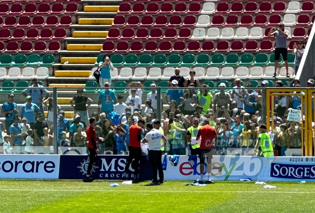 GALLERY Meret, Gollini e Idasiak si concedono spontaneamente agli autografi - immagine 4