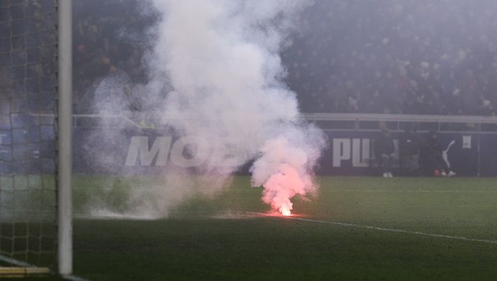 PARMA, ITALY - JANUARY 07: Inter fans throw a smoke bomb onto the pitch during the Serie A match between Parma Calcio 1913 and FC Internazionale at Stadio Ennio Tardini on January 07, 2026 in Parma, Italy. (Photo by Emmanuele Ciancaglini/Getty Images) curva-inter-il-derby-escluso-dalla-sentenza