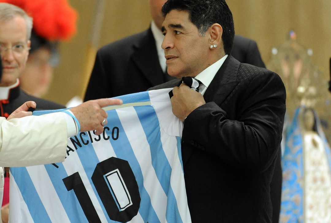 Maradona e Papa Francesco si incontrarono a Roma nel 2014 per il match internazionale per la pace