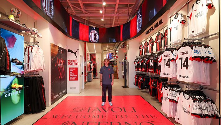 MILAN, ITALY - AUGUST 04: AC Milan new signing Luka Modric attends a meet & greet at Club's Store on August 04, 2025 in Milan, Italy. (Photo by Sara Cavallini/AC Milan via Getty Images)  De Winter e Athekame al Flagship Store del Milan in Via Dante