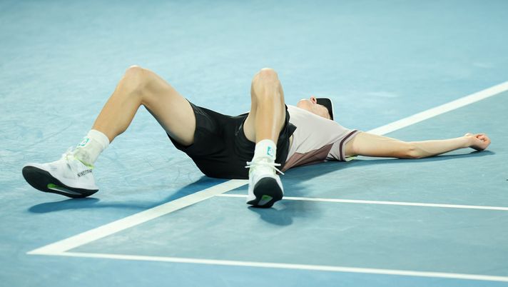 MELBOURNE, AUSTRALIA - JANUARY 28: Jannik Sinner of Italy celebrates winning championship point in their Men's Singles Final match against Daniil Medvedev during the 2024 Australian Open at Melbourne Park on January 28, 2024 in Melbourne, Australia. (Photo by Daniel Pockett/Getty Images) Sinner, il successo più azzurro di tutti - immagine 1