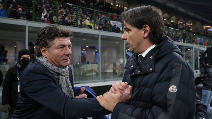 MILAN, ITALY - DECEMBER 12: Head Coach Simone Inzaghi of FC Internazionale and Head Coach Walter Mazzarri of Cagliari Calcio are seen before the Serie A match between FC Internazionale and Cagliari Calcio at Stadio Giuseppe Meazza on December 12, 2021 in Milan, Italy. (Photo by Emilio Andreoli - Inter/Inter via Getty Images) inter napoli