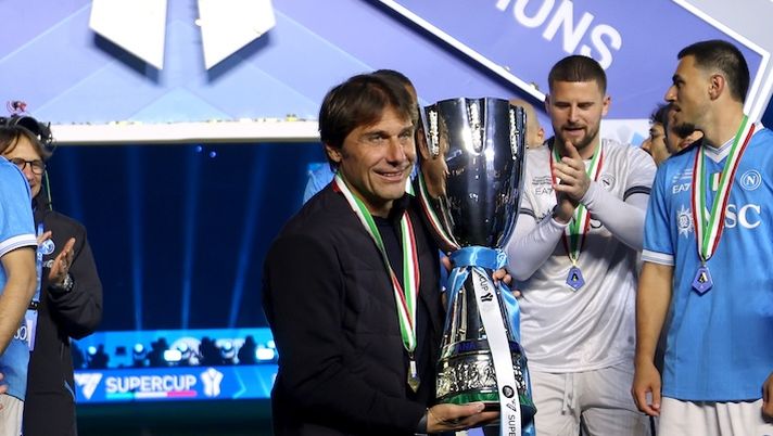 RIYADH, SAUDI ARABIA - DECEMBER 22: Antonio Conte, Head Coach of SSC Napoli, poses for a photo with the Supercoppa Italiana trophy after the team's victory in the Supercoppa Italiana Final between SSC Napoli and Bologna FC 1909 at King Saud University Stadium on December 22, 2025 in Riyadh, Saudi Arabia. (Photo by Yasser Bakhsh/Getty Images) Conte: “Qualità Neres, ora fatevi qualche domanda su McTominay e Hojlund! Sarei bugiardo a dire che…” - immagine 1