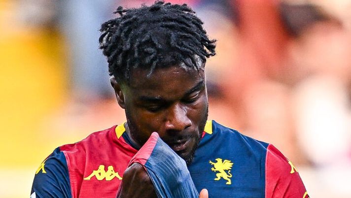 GENOA, ITALY - OCTOBER 19: Maxwel Cornet of Genoa reacts with disappointment after missing a penalty kick during the Serie A match between Genoa CFC and Parma Calcio 1913 at Stadio Luigi Ferraris on October 19, 2025 in Genoa, Italy. (Photo by Simone Arveda/Getty Images) Genoa, nuovo infortunio per Cornet e c’è un altro stop: cosa filtra! In gruppo Ekhator, Ekuban… - immagine 1